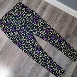 Lularoe Tall & Curvy Leggings Blue Yellow And Pink Snow Flake OS